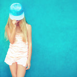 URBAN OUTFITTERS | CAPPELLINO CON VISIERA LIGHT SKY